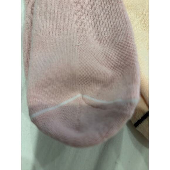 4 Pack New Balance Women's Socks, Medium - Picture 6 of 8